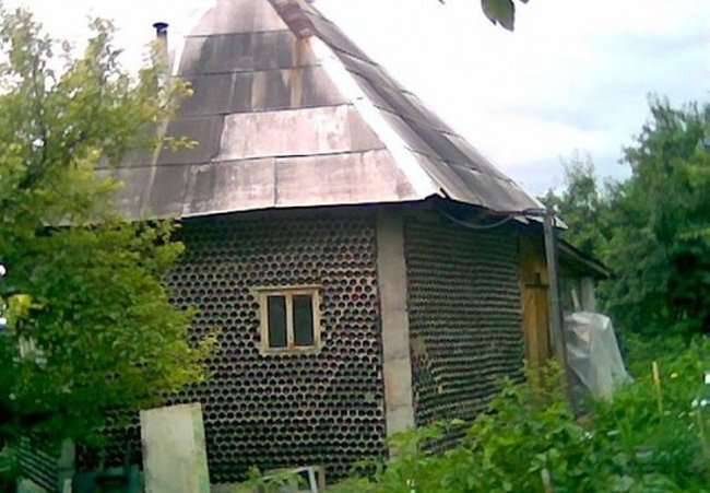 Dom zbudowany z butelek 2